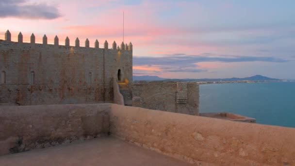 Fenséges szépsége a táj rögzített egy középkori kastély kilátással a tengerre Peniscola, Castellonin (Spanyolország) .Kilátás a vár Peniscola Spanyolországban a naplemente időben.Spanyolország 4K formátumban.