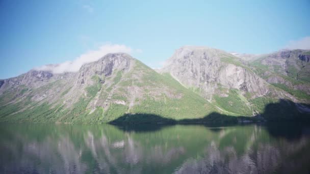 Hermoso Paisaje Montañas Con Lago Sereno Katthammaren Molde Noruega Panorámica — Vídeo de stock