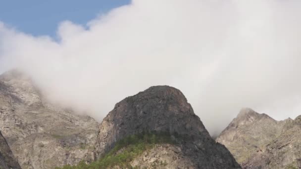 Nubes Blancas Rodando Los Picos Montaña Katthammaren Molde Noruega Cronograma — Vídeo de stock