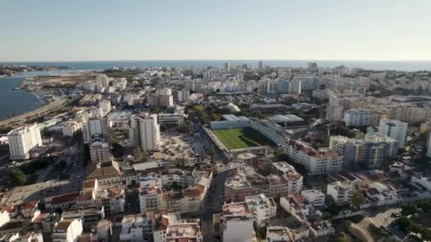 Portimo Paesaggio Urbano Aereo Volare Attraverso Stadio Calcio Circondato Edifici — Video Stock