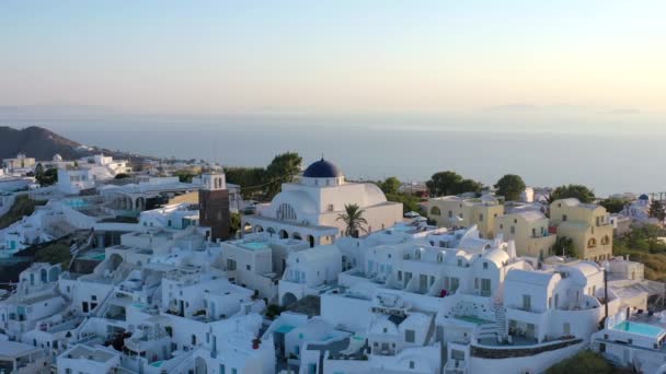 Luchtfoto Pullback Onthullen Koepelkerk Prachtige Imerovigli Landschap Bij Zonsopgang Griekenland — Stockvideo