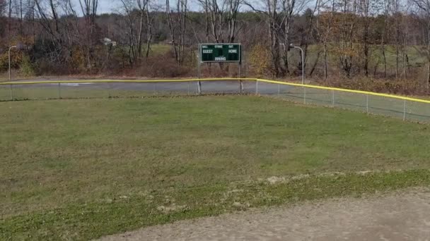 Disparo Aéreo Volando Hacia Marcador Desde Campo Béisbol Tarde Otoño — Vídeo de stock