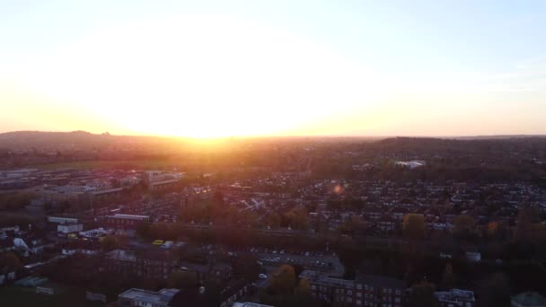 Západ slunce nad typickým britským městem na podzim. Letecký pohled na krajinu