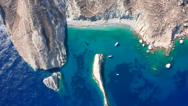 トップダウンビュー牧歌的な深いターコイズブルーのビーチ岩の崖に囲まれ Katergo Beach — ストック動画