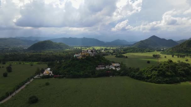 この素晴らしい景色と丘の上の仏教寺院への空中映像も美しい風景を明らかにしています Simalai Songtham Temple Khao Yai Pak Chong Thailand — ストック動画
