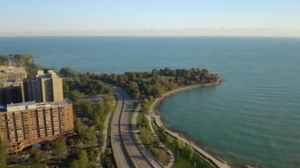 Cinematic Establishing Shot Van Promontory Point Chicago South Side Late — Stockvideo