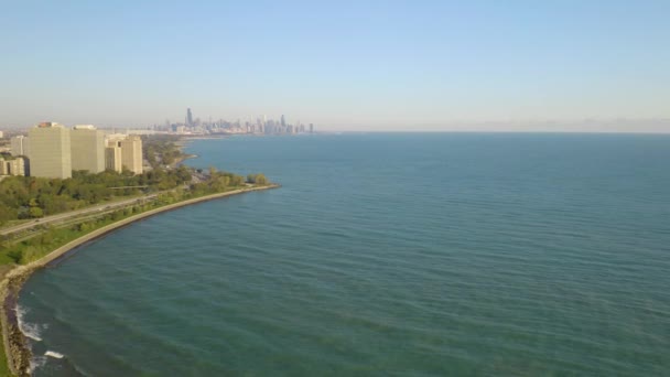 Aerial Pullback Onthult Promontory Point Chicago Illinois — Stockvideo