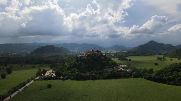 Yüksek Irtifada Çekilen Hava Ters Görüntülerinde Fantastik Bulutlar Tepedeki Budist — Stok video