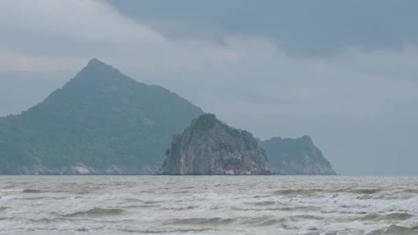 Vagues Précipitant Vers Rivage Montagnes Arrière Plan Une Île Horizon — Video