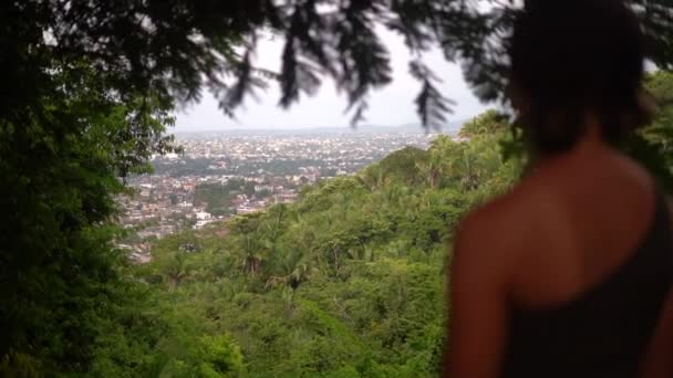 Orman Yerli Bir Kız Planda Bulanıklaşır Aşağıya Bakar Modern Bir — Stok video