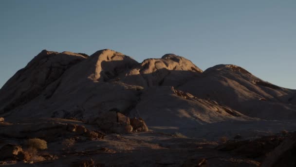 Estática Toma Mano Una Montaña Con Largas Sombras Iluminación Dramática — Vídeos de Stock