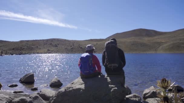 Couple Tourists Posing Dreamy Landscape Lagoon — Stock Video