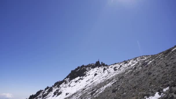 Uomo Sulla Cima Una Montagna Rocciosa — Video Stock