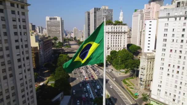 Drapeau Brésilien Agitant Dans Vent Avec Symbole Sao Paulo Bâtiment — Video