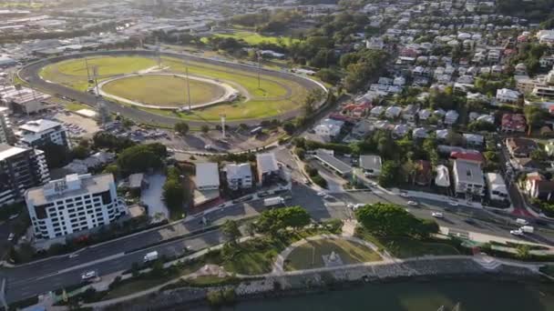 Conducción Tráfico Kingsford Smith Drive Cerca Albion Park Paceway Hipódromo — Vídeo de stock