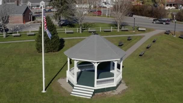 Aerial View Town Square Park Including Flagpole Gazebo Benches Shot — Stock Video