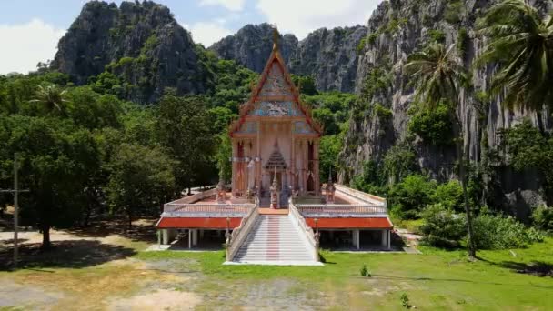 Egy Állandó Légi Felvétel Buddhista Templom Mészkő Hegyek Erdő Kókuszpálmák — Stock videók