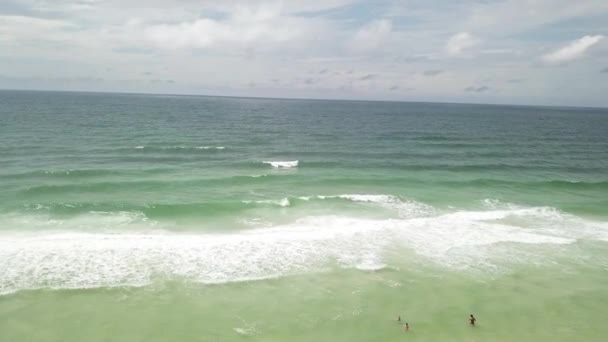 Widok Lotu Ptaka Plażę Ocean Fale Turystami Korzystających Wody Lecie — Wideo stockowe