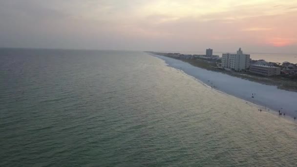 海岸の観光客とアラバマ州オレンジビーチでの景色の夕日 空中ドローン撮影 — ストック動画