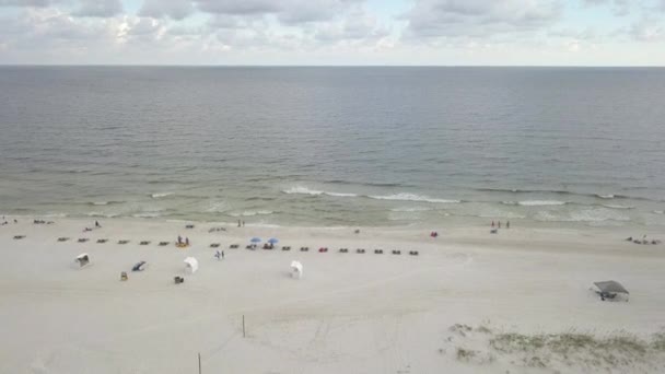 Gente Pasa Verano Playa Alabama Con Vistas Paisaje Marino Aéreos — Vídeos de Stock