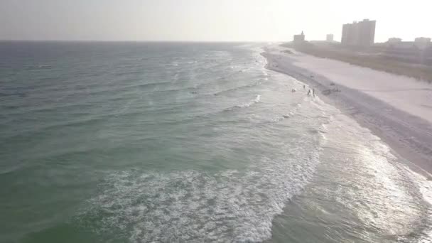 Turisté Těší Oceánské Vlny Orange Beach Alabama Oblačný Den Letecké — Stock video