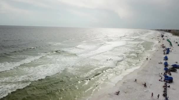 米国フロリダ州のフォート ウォルトン ビーチの波を楽しむ人々のパノラマ — ストック動画