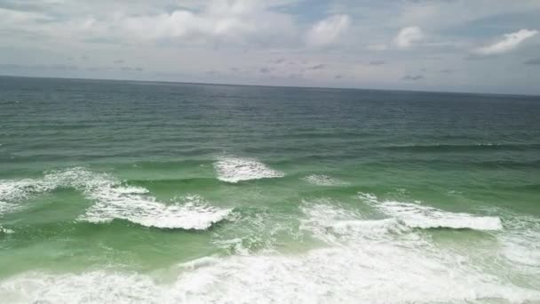 Derin Mavi Deniz Suları Köpüklü Dalgalarla Sıçrıyor Hava Aracı Görüntüsü — Stok video