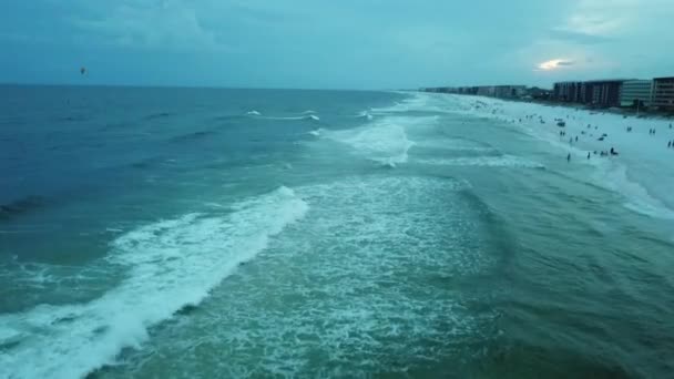 Witte Schuimige Zee Golven Spatten Naar Het Zandstrand Bij Fort — Stockvideo