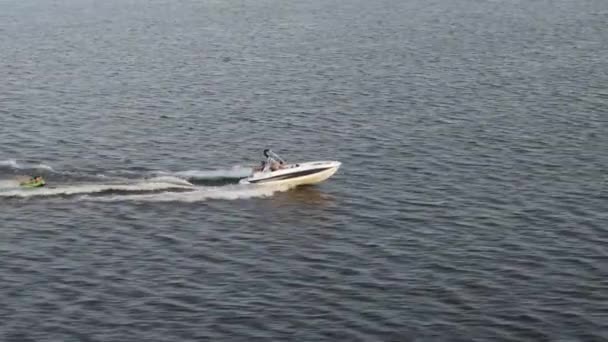 Αεροφωτογραφία Του Speedboat Pulling Sea Sport Φουσκωτό Drone Shot — Αρχείο Βίντεο