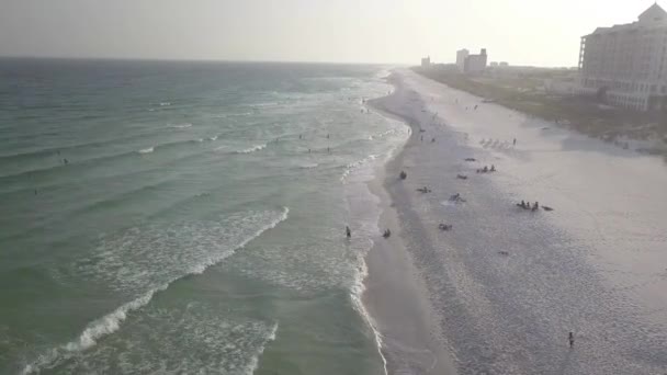 Turistas Nadando Descansando Orilla Pensacola Beach Florida Tiro Aéreo Con — Vídeos de Stock