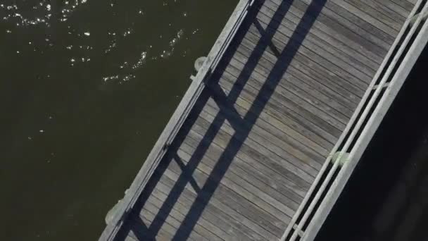 Вид Сверху Вниз Wooden Jetty Coliseum Pier Biloxi Mississippi Gulf — стоковое видео