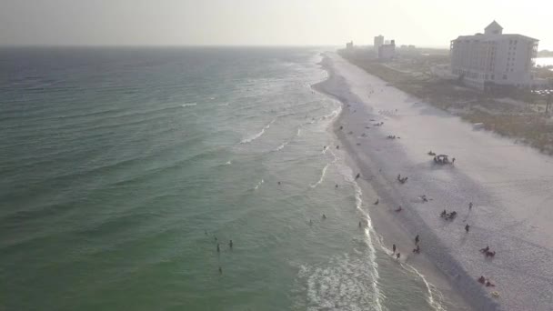 Vista Aérea Una Playa Turística Con Gente Disfrutando Las Vacaciones — Vídeos de Stock