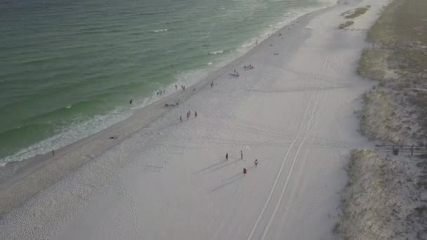 Volo Aereo Sulla Spiaggia Sabbia Onde Turisti Giorno Nuvoloso Drone — Video Stock