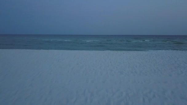 在黄昏时飞越海洋向海平线飞去 无人驾驶飞机发射 — 图库视频影像