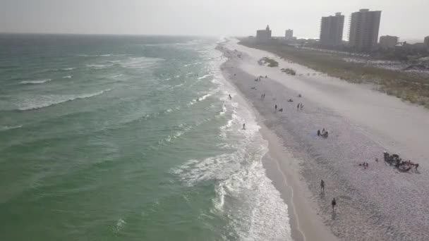 Turistas Sandy Shore Holiday Beach Alabama Día Nublado Disparo Aéreo — Vídeos de Stock