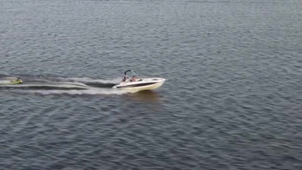 Flygfoto Lyxiga Speedboat Cruising Djupt Hav Vatten Drönare Skott — Stockvideo