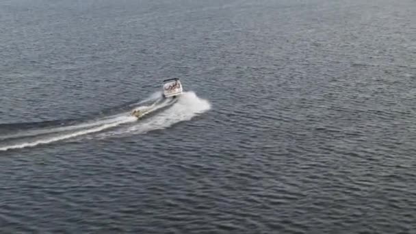 Velocidade Turística Cruzeiro Barco Água Mar Azul Tiro Drone Aéreo — Vídeo de Stock