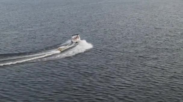 Toeristische Snelheid Boot Cruisen Blue Sea Water Luchtfoto Drone — Stockvideo