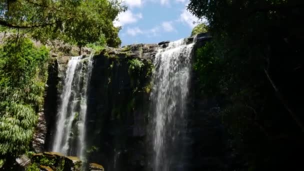 Cachoeira Idyllic Kerikeri Caindo Vale Durante Dia Ensolarado Céu Azul — Vídeo de Stock