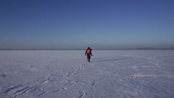 Hombre Desesperado Manchar Hielo Nieve Invierno Nieve Invierno Fríoinvierno Gente — Vídeos de Stock