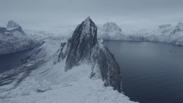 Flygdrönare Närmar Sig Snöiga Segla Berget Blå Timme Senja Norge — Stockvideo