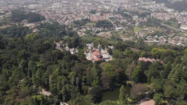 Hohe Luftaufnahme Über Das Heiligtum Bom Jesus Umgeben Von Natur — Stockvideo