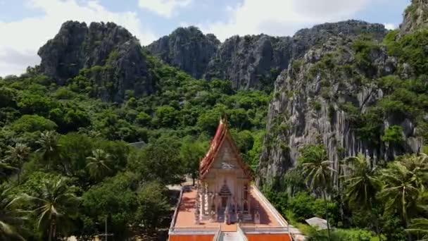 Imágenes Aéreas Invertidas Famoso Templo Budista Bosque Rodeado Montañas Piedra — Vídeos de Stock