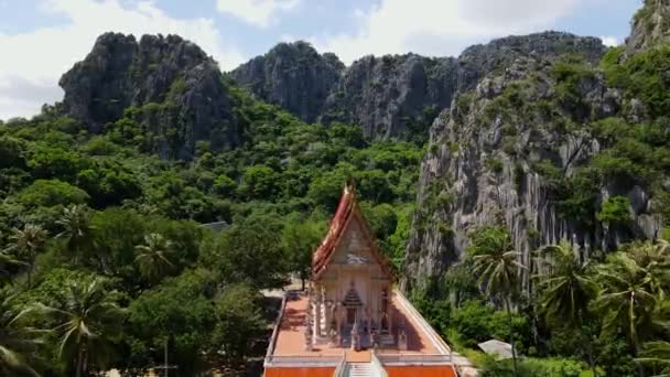 Reverzní Letecké Záběry Jeho Slavného Buddhistického Chrámu Lese Obklopeného Vápencovými — Stock video