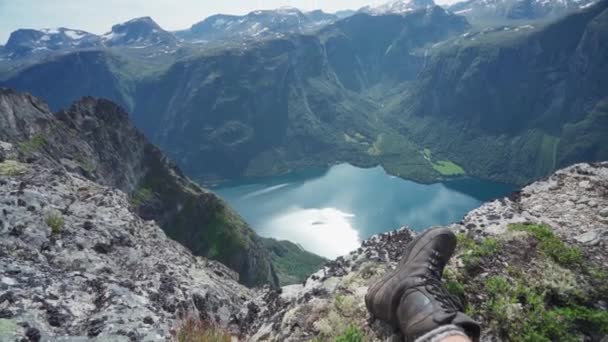 Katthammaren Norveç Dağın Kenarında Oturan Yürüyüşçü Geniş Açı — Stok video