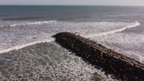Два Человека Идут Волнорезу Пляжа Чападмалал Аргентине Воздушное Вращение — стоковое видео