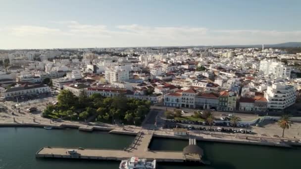 Havadan Yükselen Görüntü Portekiz Portimo Panorama Kıyı Kasabasını Gözler Önüne — Stok video