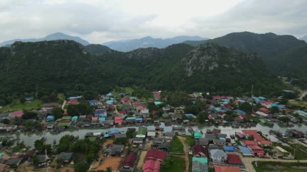 空中镜头滑向左边 揭示了这个可爱的社区 桥梁和山脉 泰国Prachuap Khiri Khan Sam Roi Yot国家公园 Bang — 图库视频影像