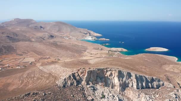 Stijgend Drone Wijd Schot Arid Karavostasis Bergen Landschap Folegandros Eiland — Stockvideo