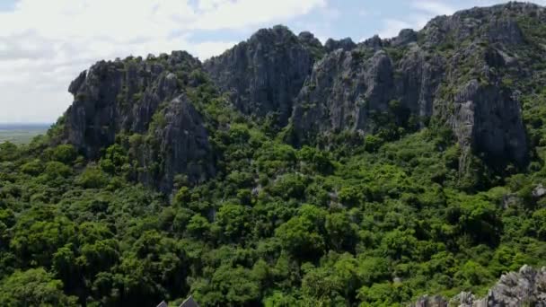 仏教寺院や森を見せながら 石灰岩の山々と空を明らかにする空中映像 ワット カオサム ヨット国立公園 Phrachuap Khiri Khan Thailand — ストック動画